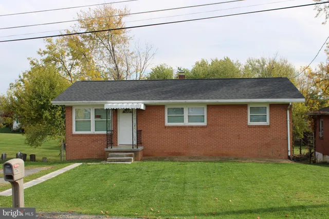 $1,600 | 5474 Mulberry Street, Stephens City, VA 22655