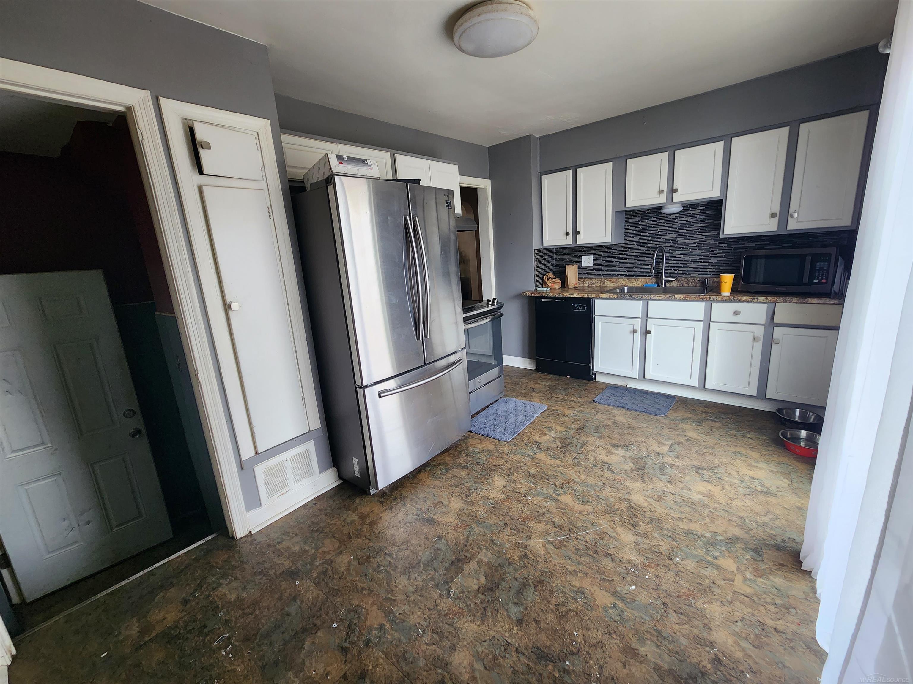 413 Hemphill Road Flint, MI 48507 - Photo 4 of 11 50099122-3.JPG