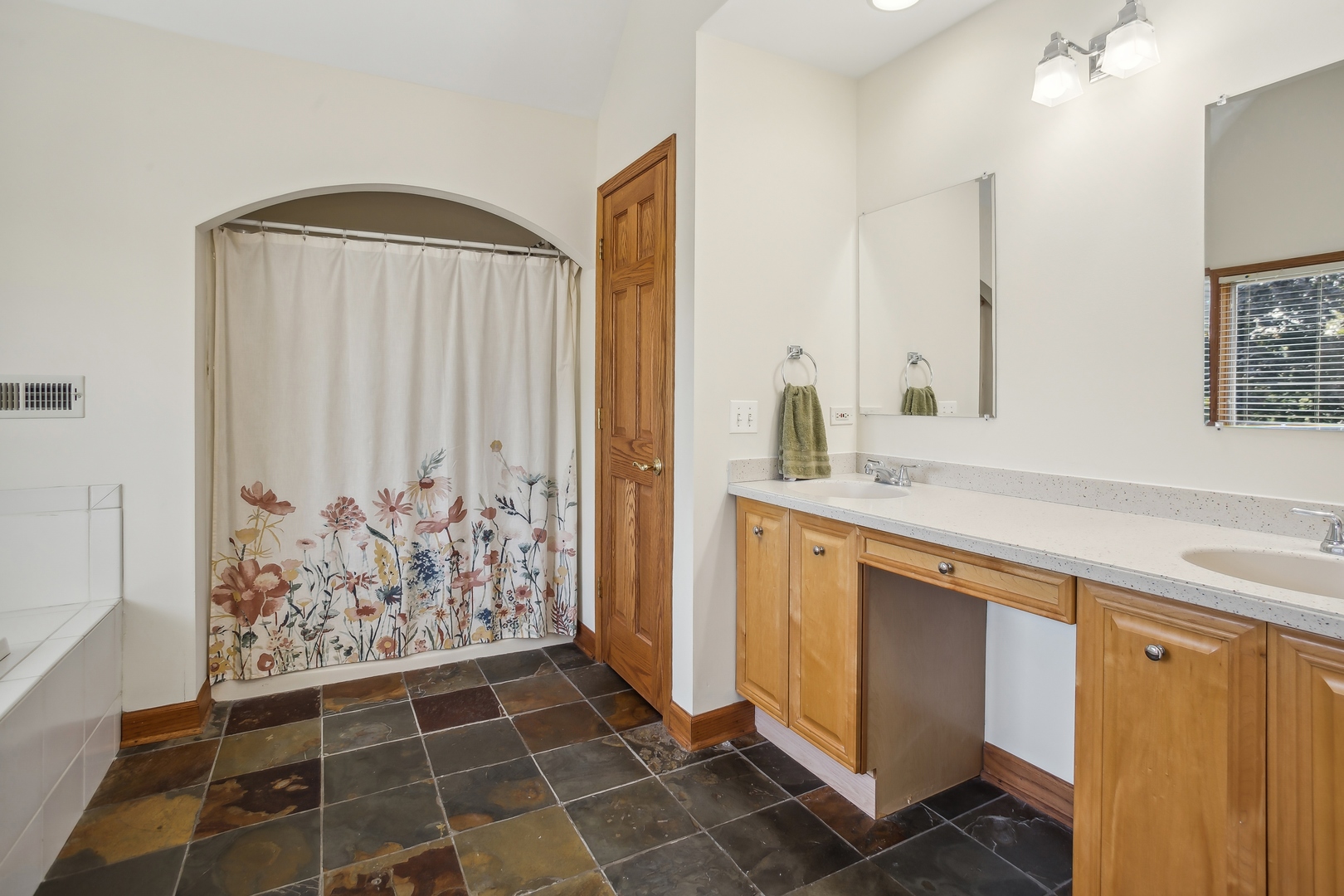 210 Valley Road Roselle, IL 60172 - Photo 13 of 34 Gallery Image 13
