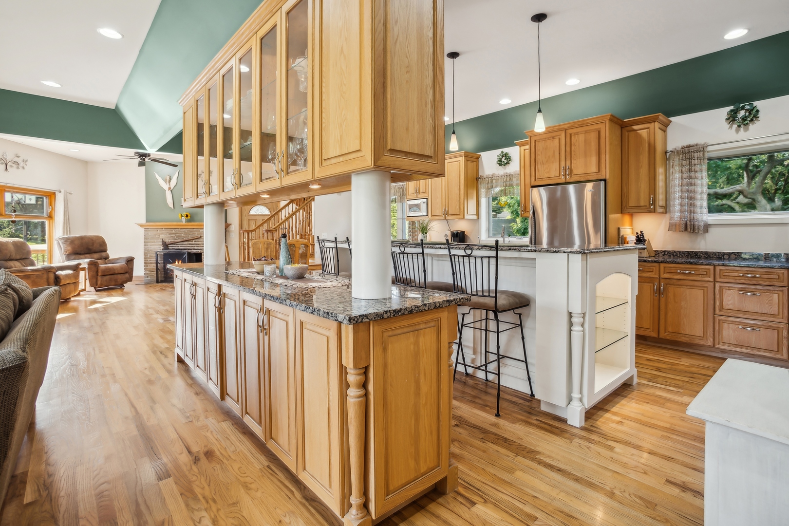 210 Valley Road Roselle, IL 60172 - Photo 3 of 34 Gallery Image 3
