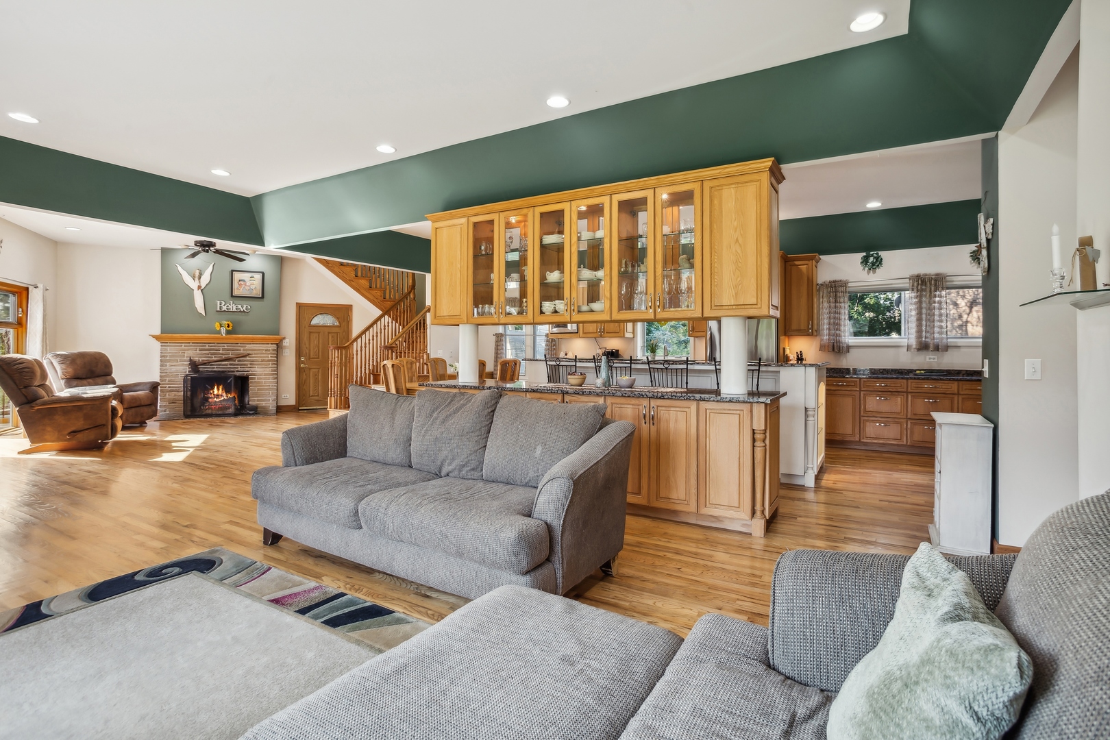 210 Valley Road Roselle, IL 60172 - Photo 6 of 34 Gallery Image 6