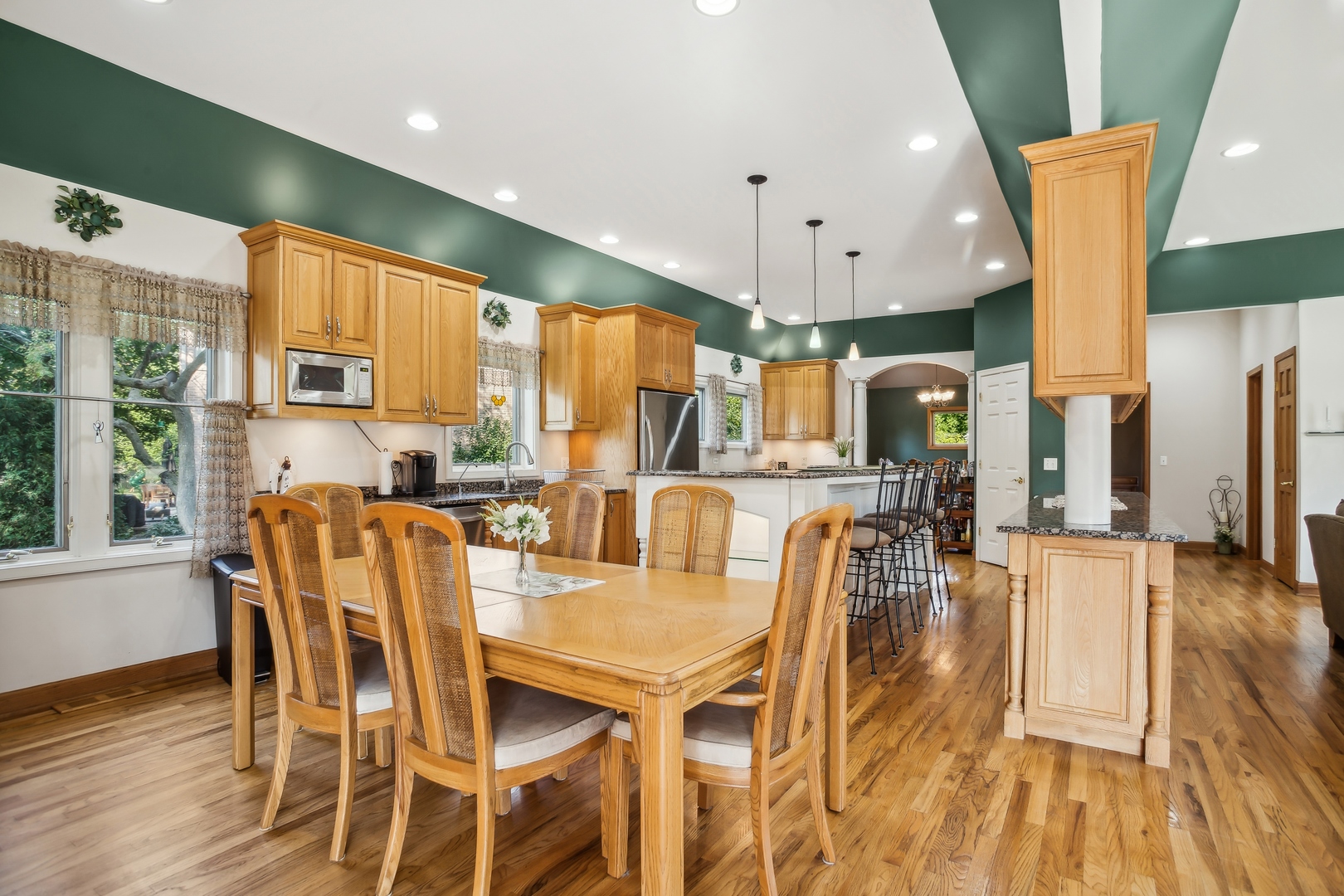 210 Valley Road Roselle, IL 60172 - Photo 7 of 34 Gallery Image 7