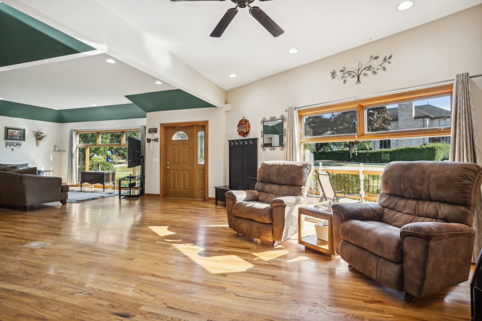 210 Valley Road Roselle, IL 60172 - Photo 9 of 34 Gallery Image 9