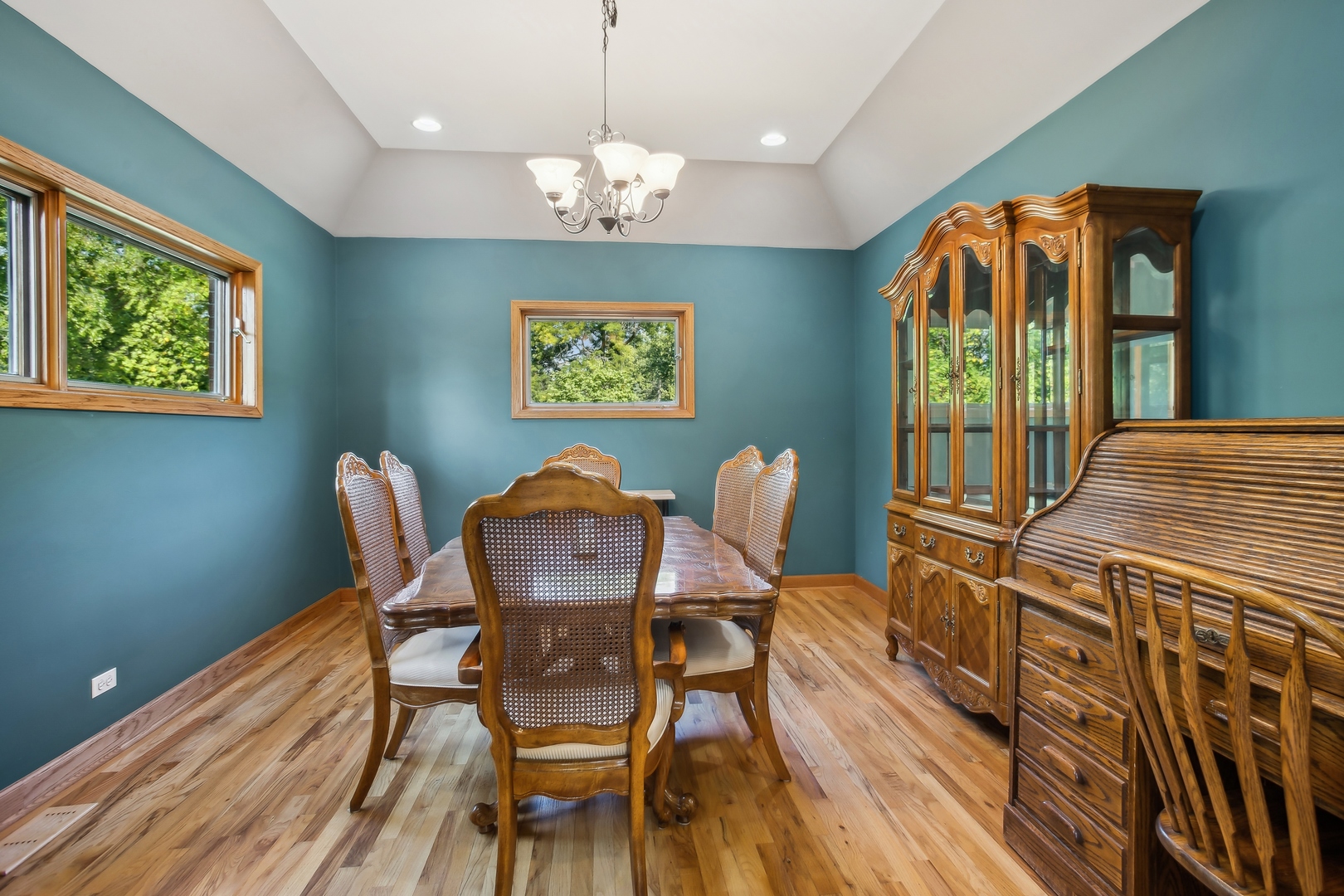 210 Valley Road Roselle, IL 60172 - Photo 10 of 34 Gallery Image 10