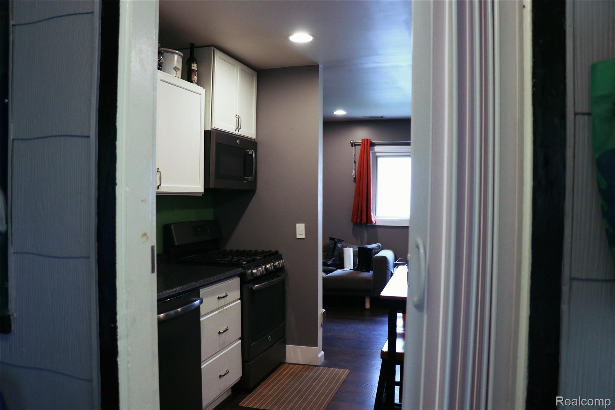 580 Stratford Road Ferndale, MI 48220 - Photo 6 of 12 H12 (1).jpg