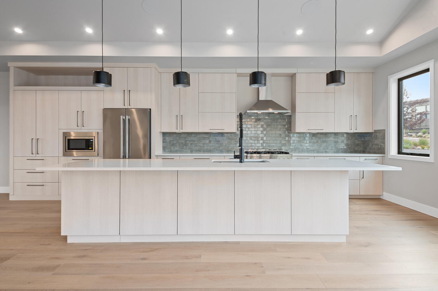19143 Gateway Loop Bend, OR 97702 - Photo 5 of 32 Kitchen island