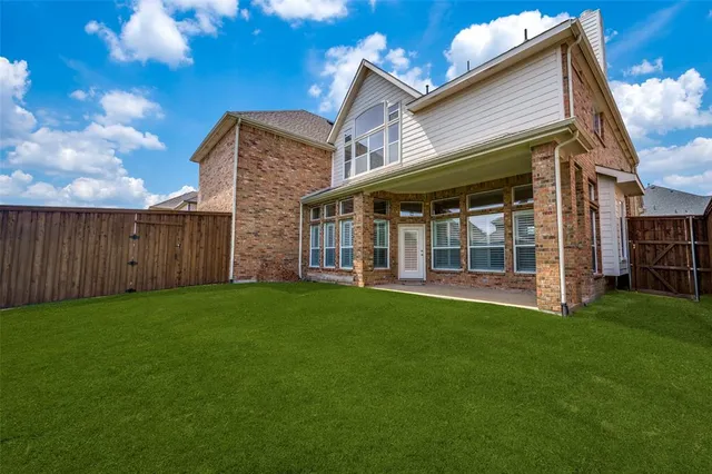 a view of a house with backyard and porch