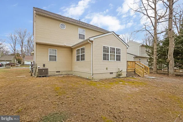 a view of a yard with a house