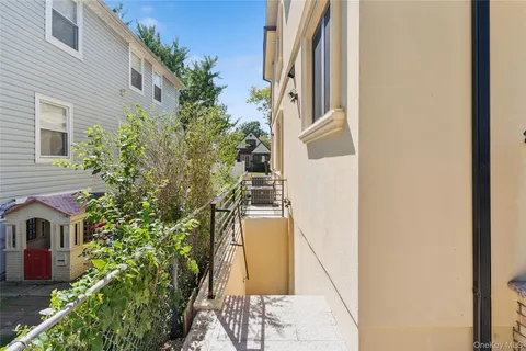 a view of backyard of house and garden