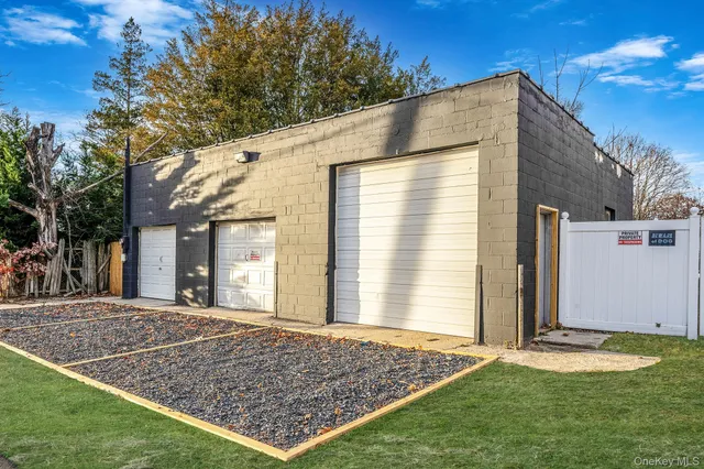 a view of a house with backyard and trees