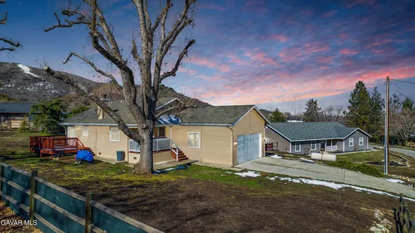a view of a house with backyard