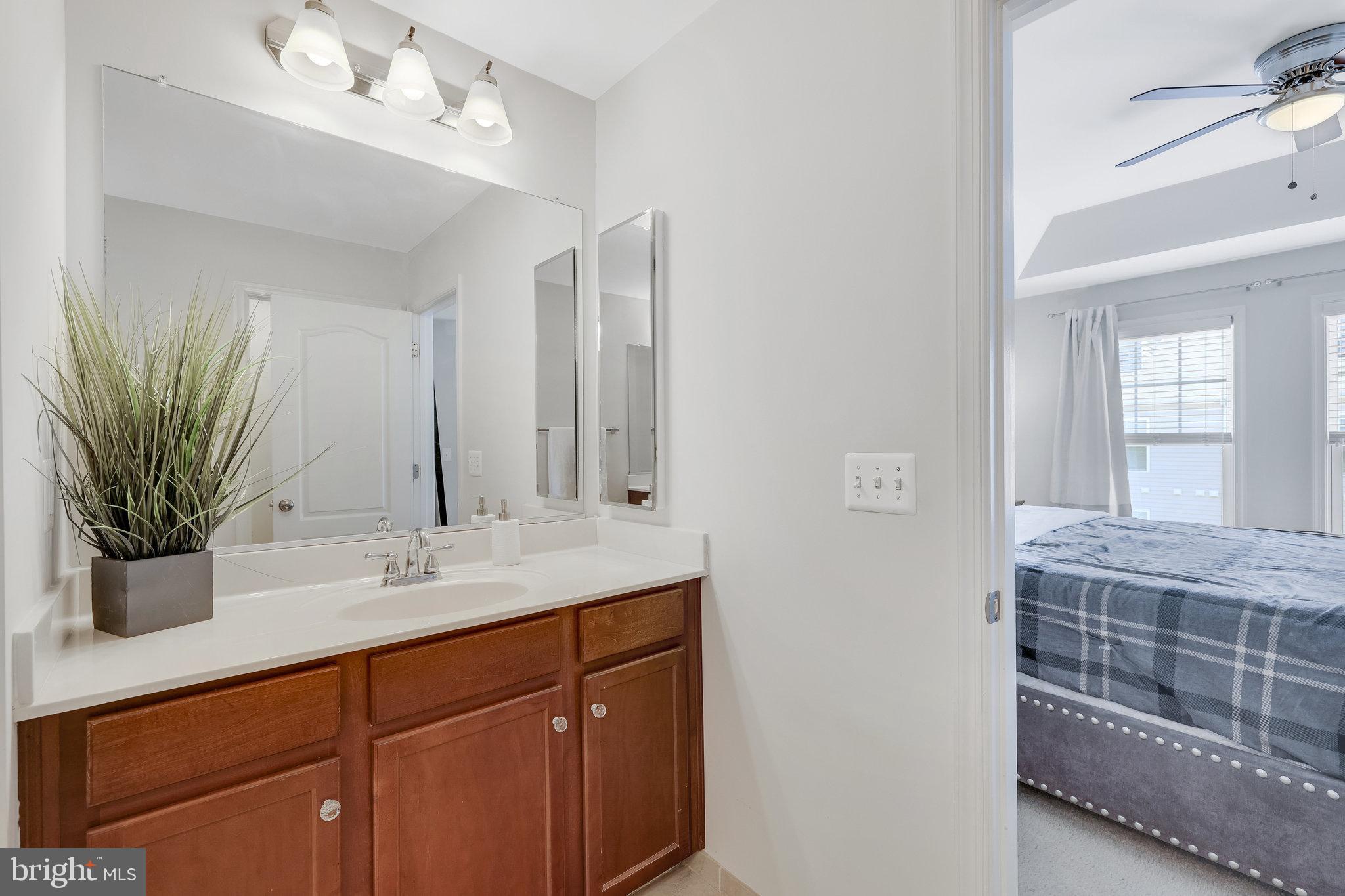 42398 Benfold Square Brambleton, VA 20148 - Photo 26 of 56 Primary En Suite Bathroom