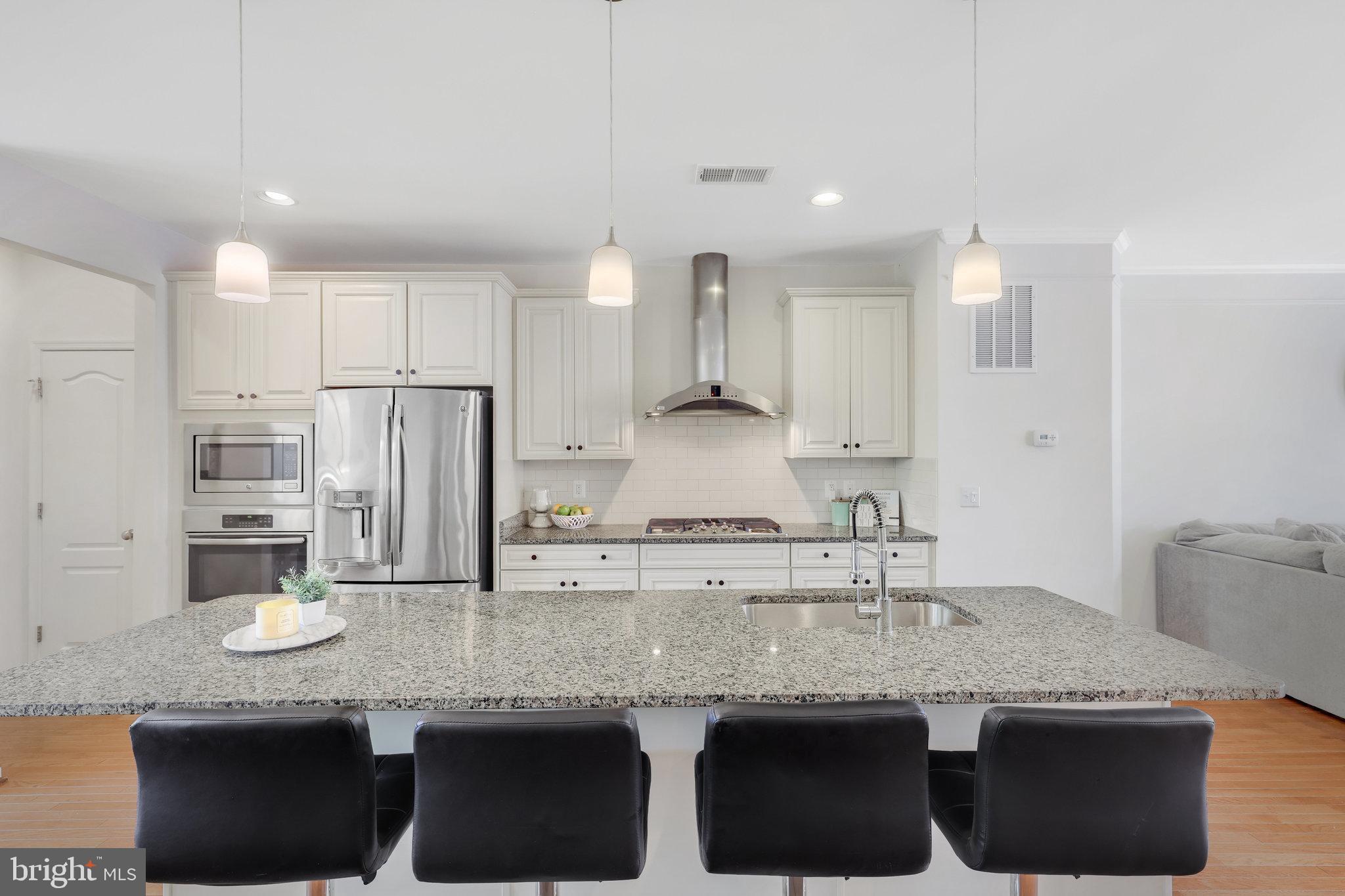 42398 Benfold Square Brambleton, VA 20148 - Photo 3 of 56 Gorgeous Kitchen