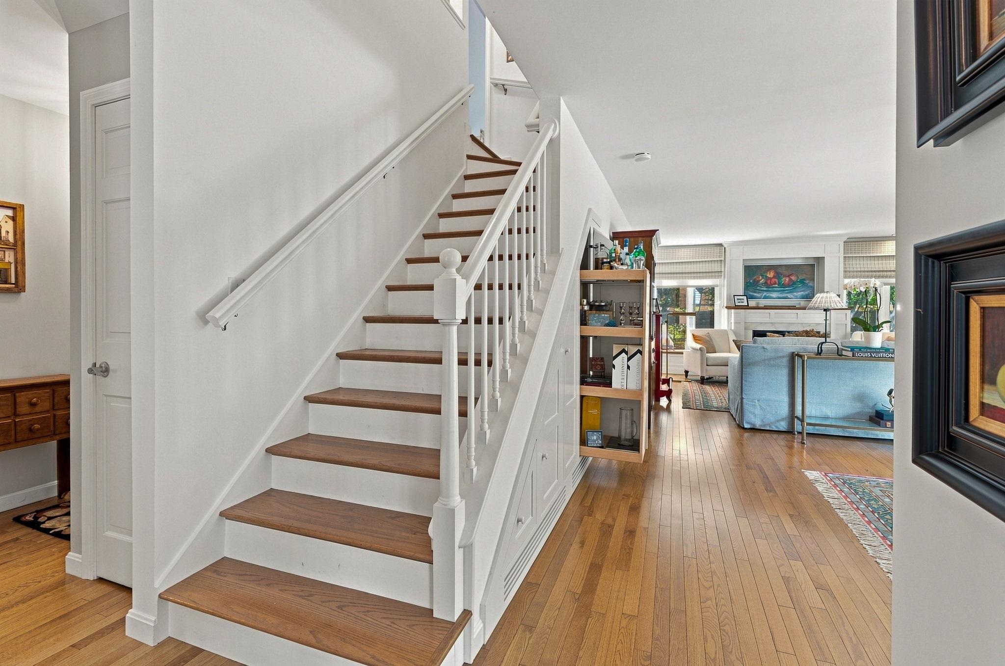 203 Straw Hill Road Manchester, NH 03104 - Photo 3 of 28 Gallery Image 3