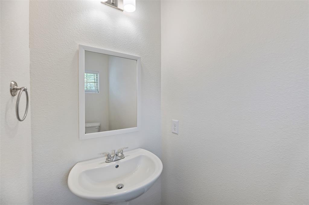805 South 6th Street Bonham, TX 75418 - Photo 4 of 22