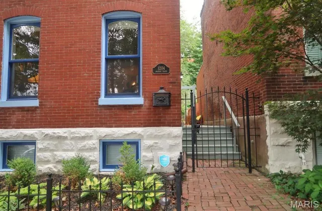 $2,100 | 1204 MacKay Place, St. Louis, MO 63104