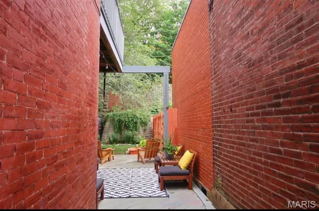 $2,100 | 1204 MacKay Place, St. Louis, MO 63104