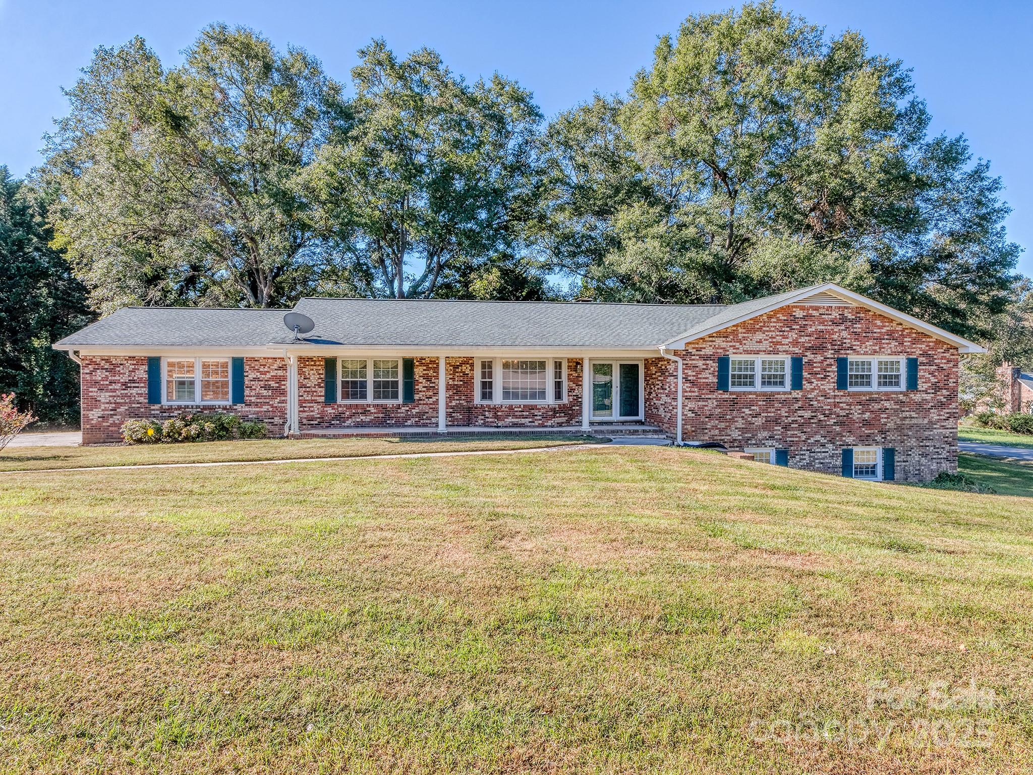 409 West Lewis Road Dallas, NC 28034 - Photo 2 of 33 Gallery Image 2