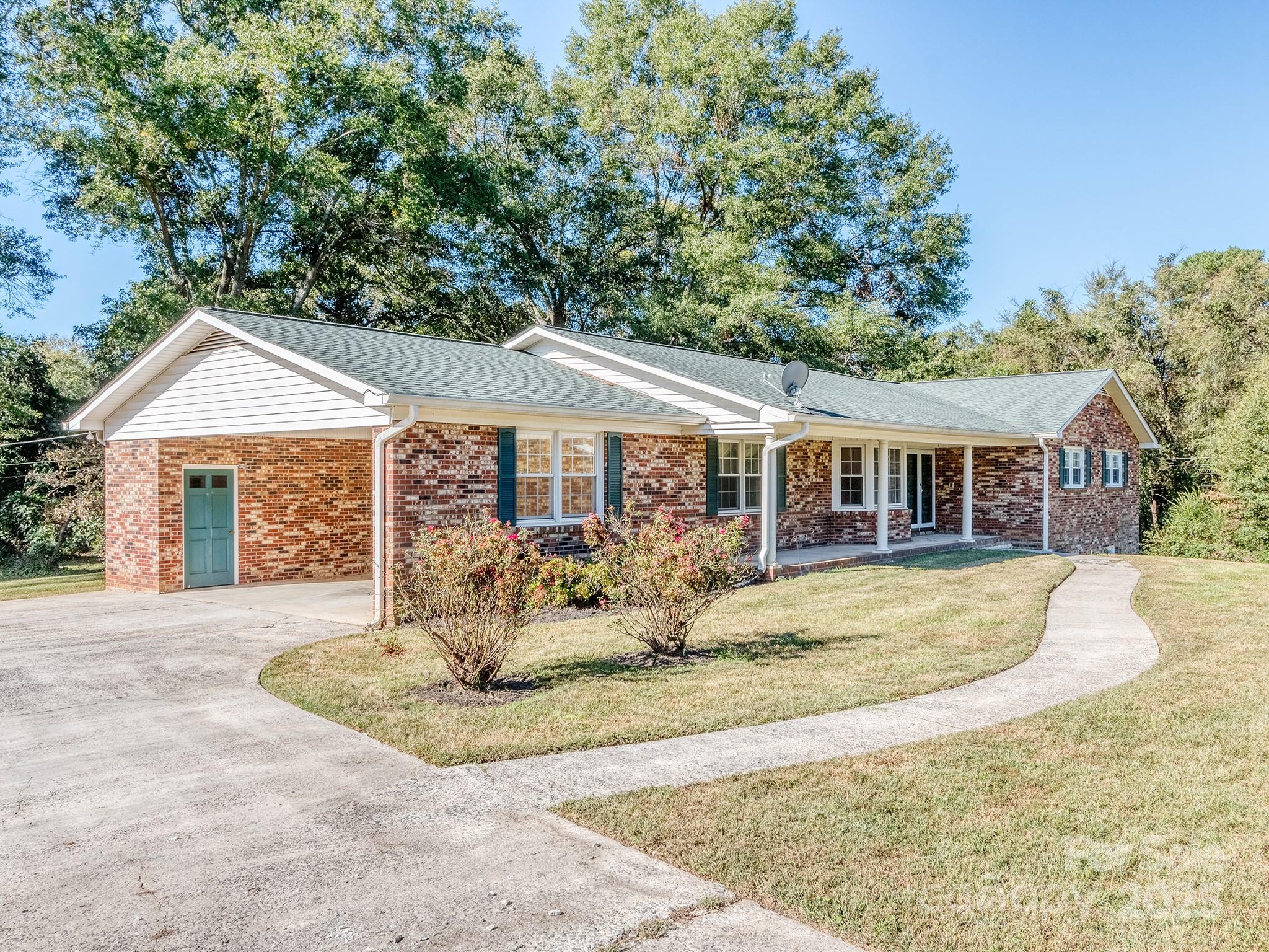 409 West Lewis Road Dallas, NC 28034 - Photo 4 of 33 Gallery Image 4