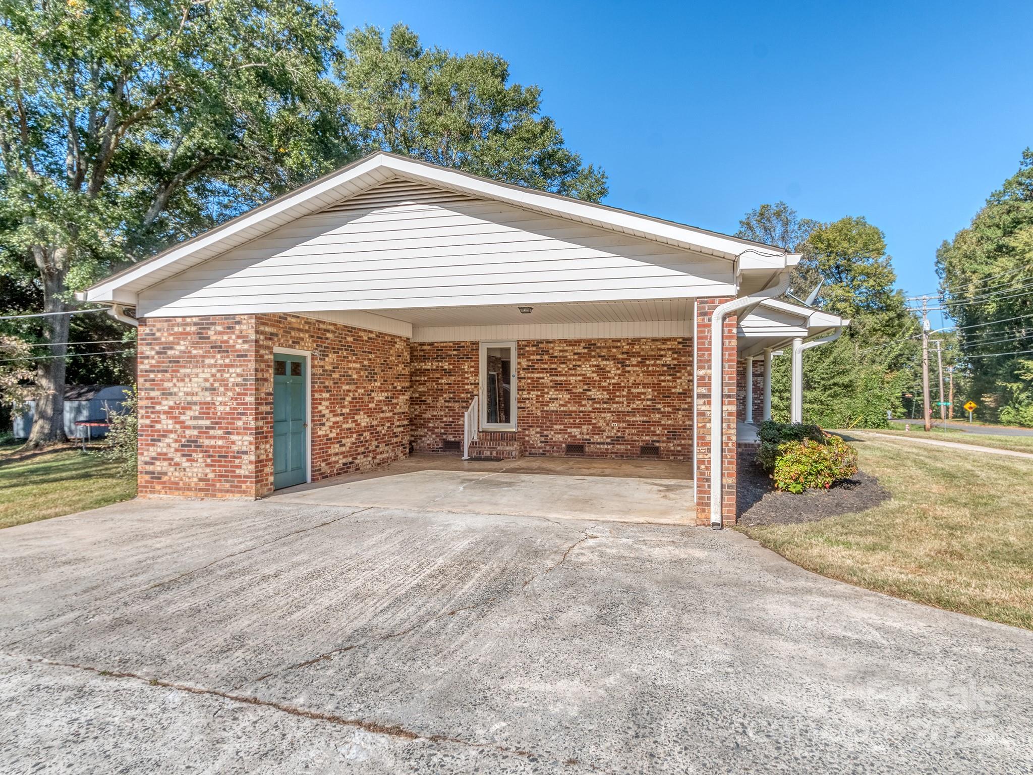 409 West Lewis Road Dallas, NC 28034 - Photo 5 of 33 Gallery Image 5