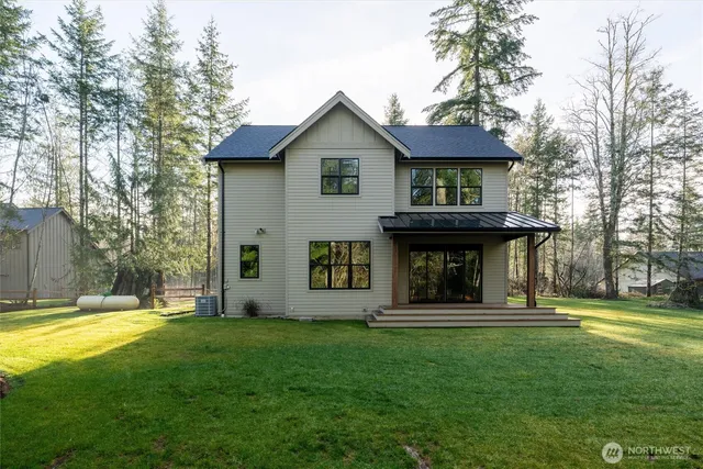 a view of a house with backyard and garden