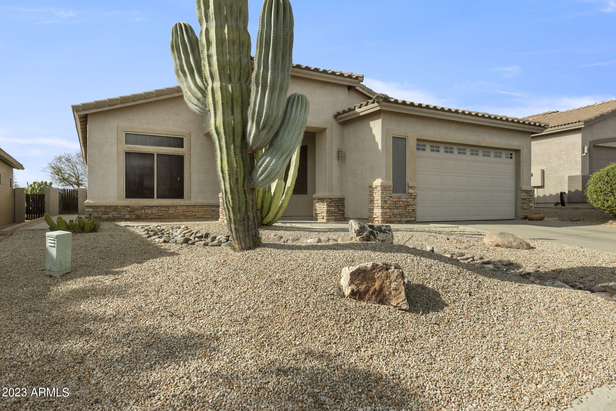 4202 South Strong Box Road Gold Canyon, AZ 85118 - Photo 8 of 59 3-web-or-mls-4202-s-strong-box-rd