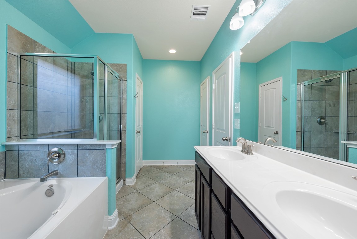 1908 Rushing Meadow Lane Pearland, TX 77089 - Photo 23 of 31 Dual sinks.