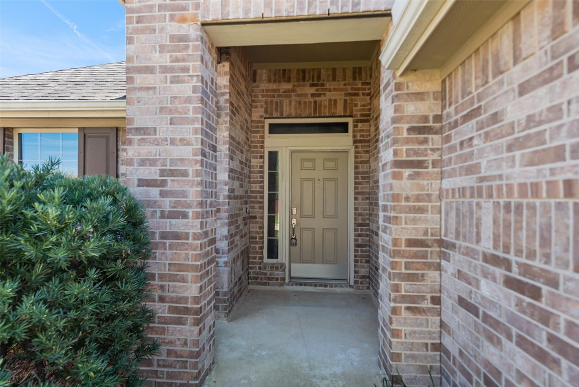 1908 Rushing Meadow Lane Pearland, TX 77089 - Photo 4 of 31 Welcoming entry!
