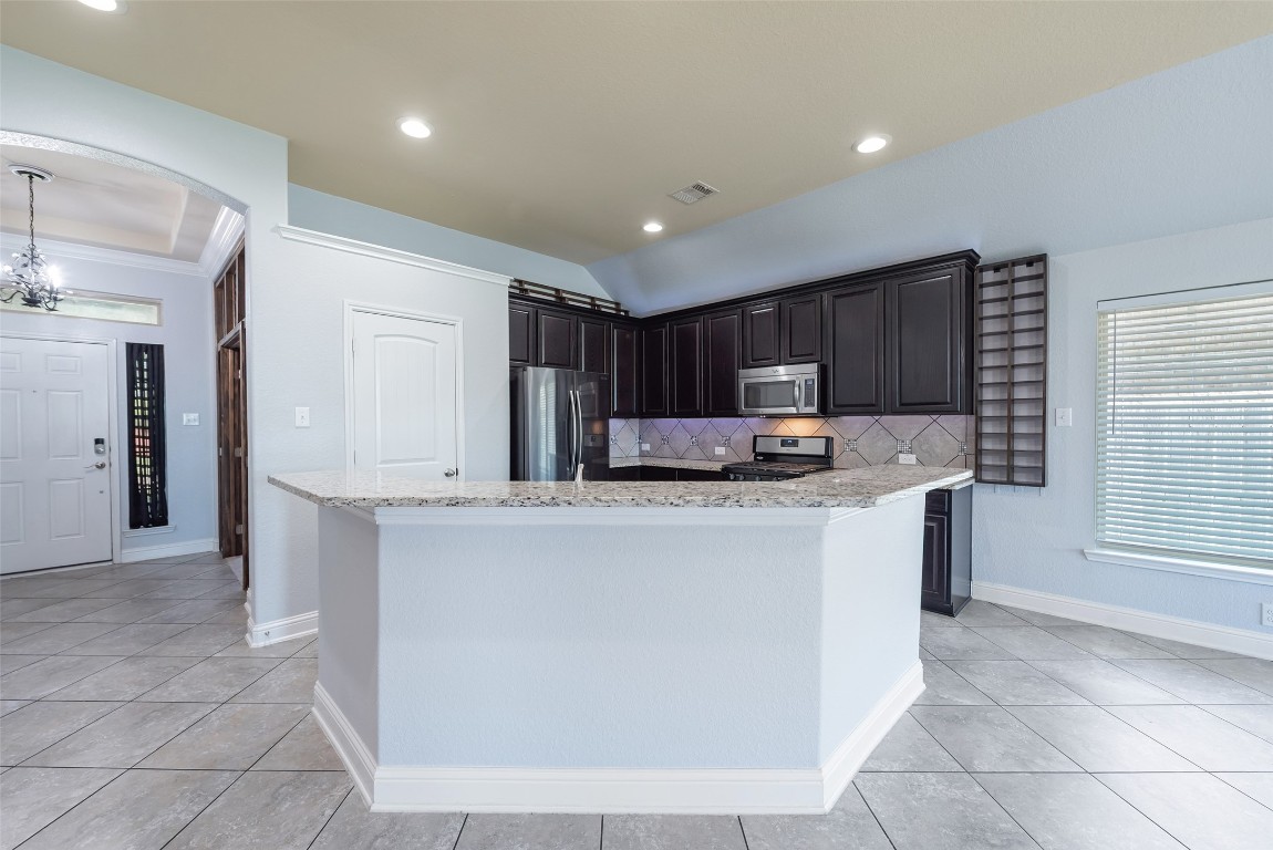 1908 Rushing Meadow Lane Pearland, TX 77089 - Photo 10 of 31 Ample wrap around breakfast bar.