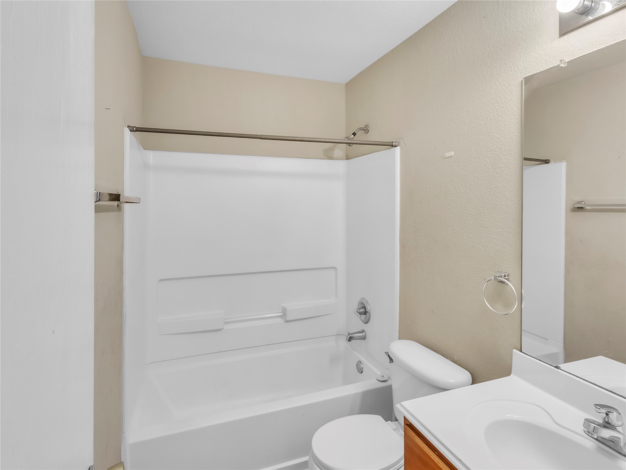 12830 Windy Summer Lane Houston, TX 77044 - Photo 27 of 33 Bathroom 2nd floor