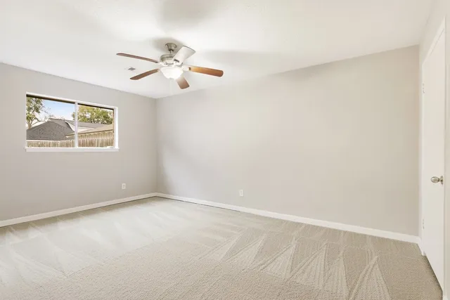 a picture of a book shelf