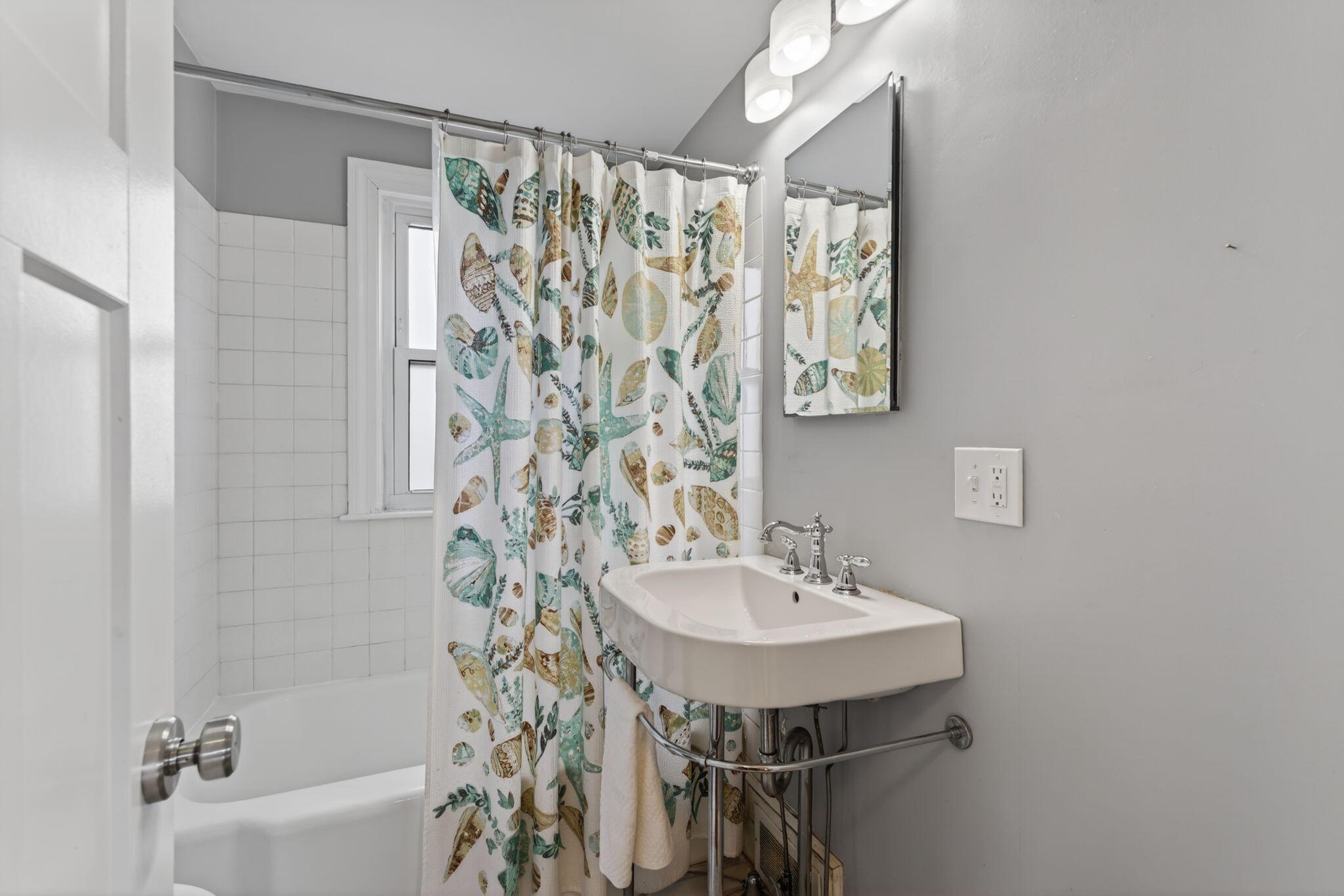 77 Dorset Street Portland, ME 04102 - Photo 16 of 26 Full Bathroom