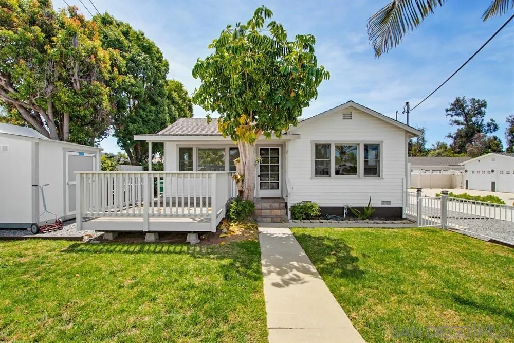 1027 Knowles Avenue Carlsbad, CA 92008 - Photo 4 of 42