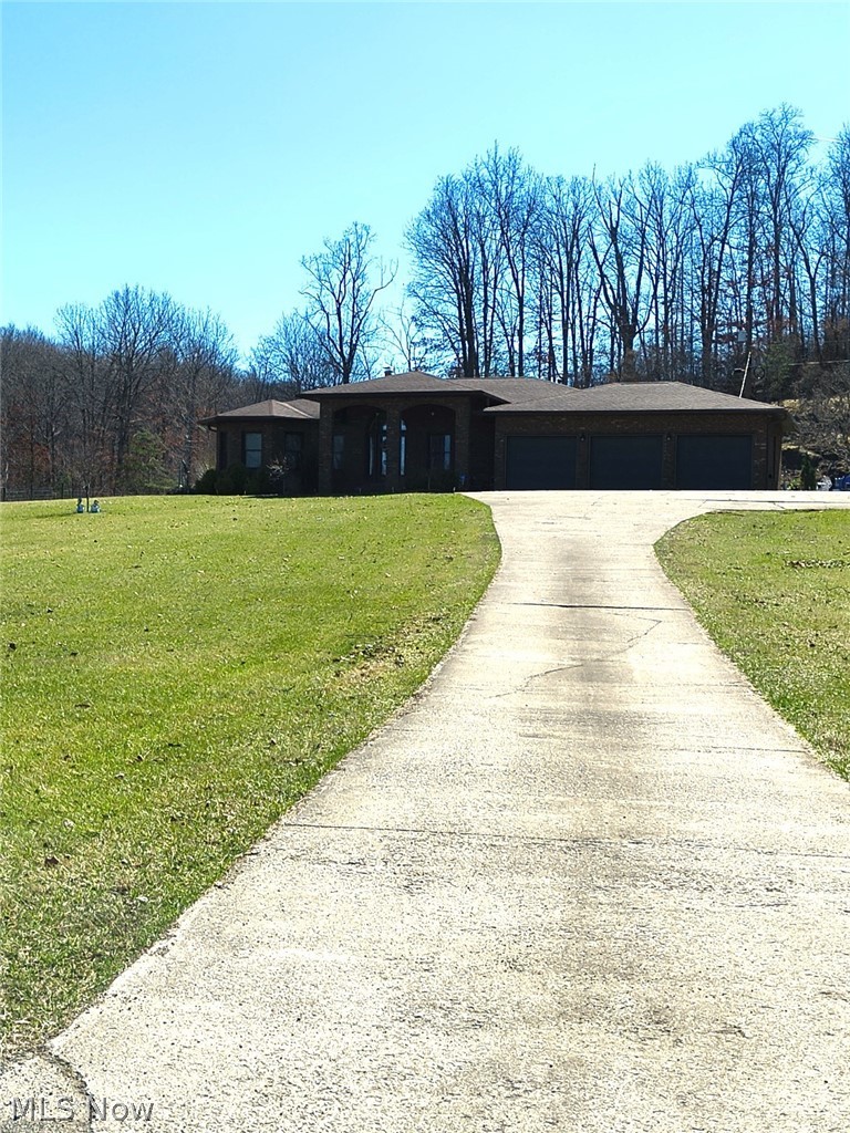 10174 Veto Road Belpre, OH 45714 - Photo 2 of 45 Front lawn with concrete driveway.