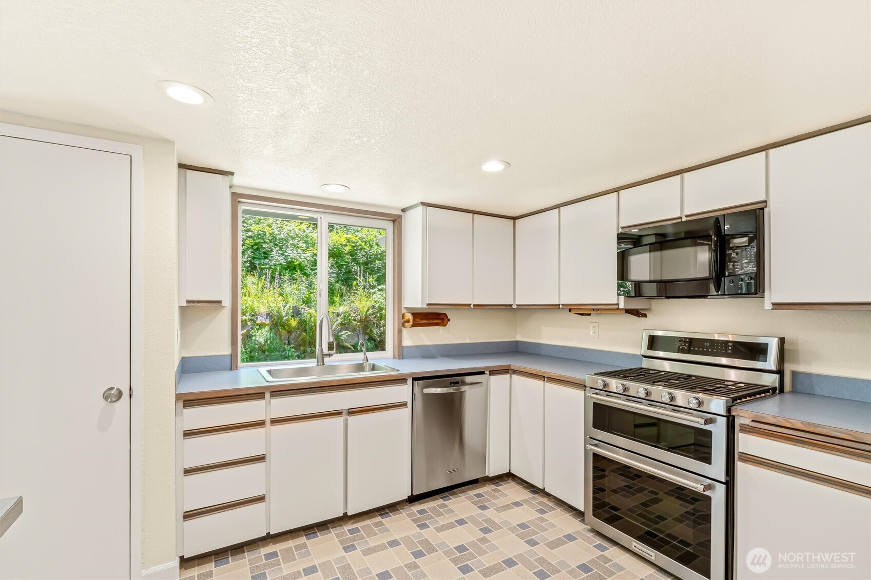 8830 Shell Place Edmonds, WA 98026 - Photo 11 of 39
