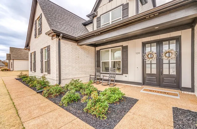 a entryway view with a outdoor space
