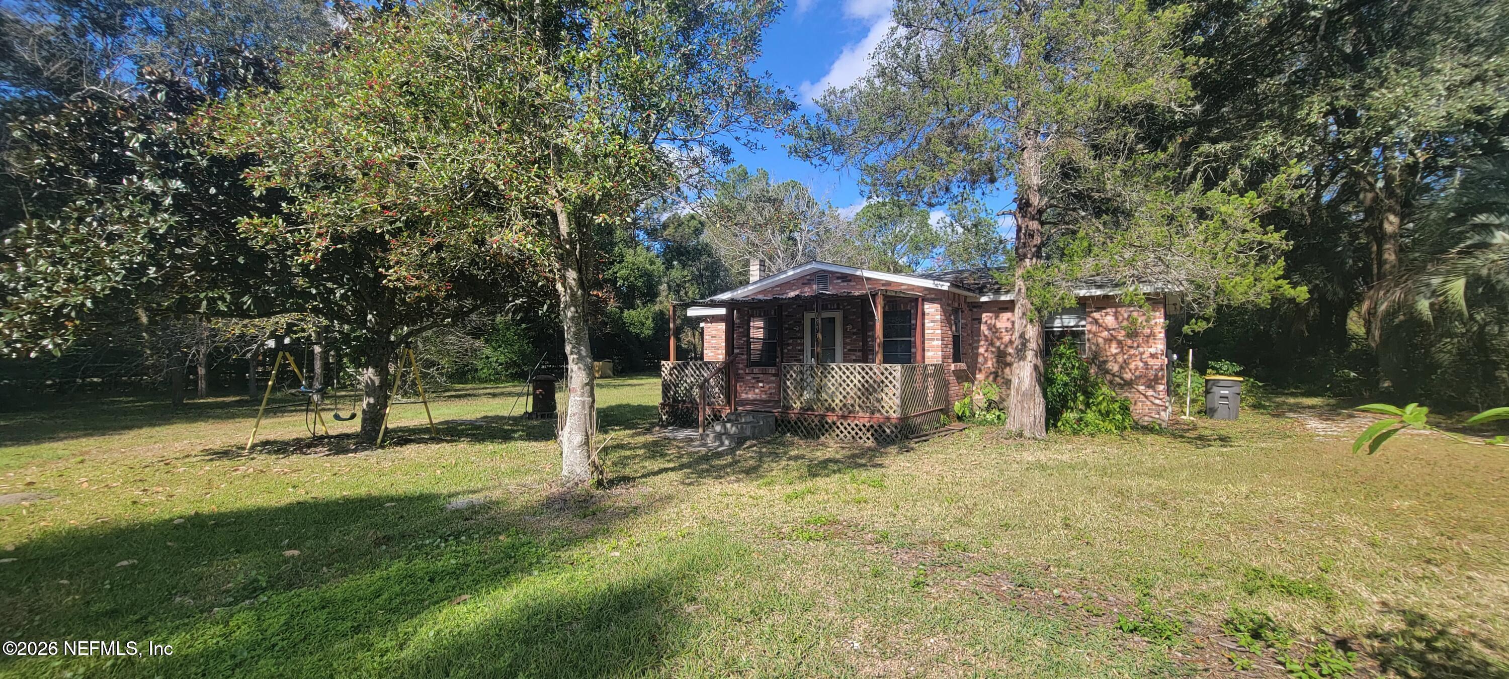 a view of a house with backyard