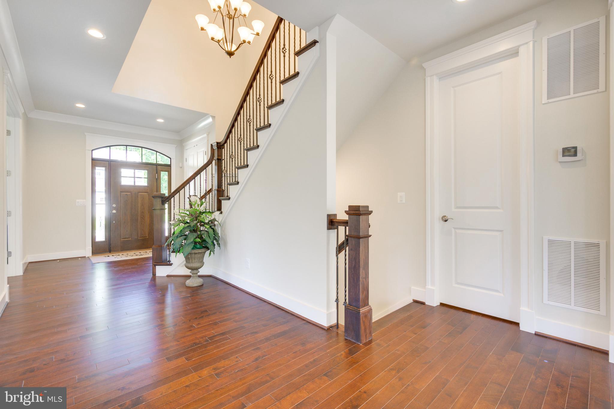 305 Cabin Road Southeast Vienna, VA 22180 - Photo 3 of 25 STUNNING FOYER. 9' CEILINGS ALL THREE LEVELS.