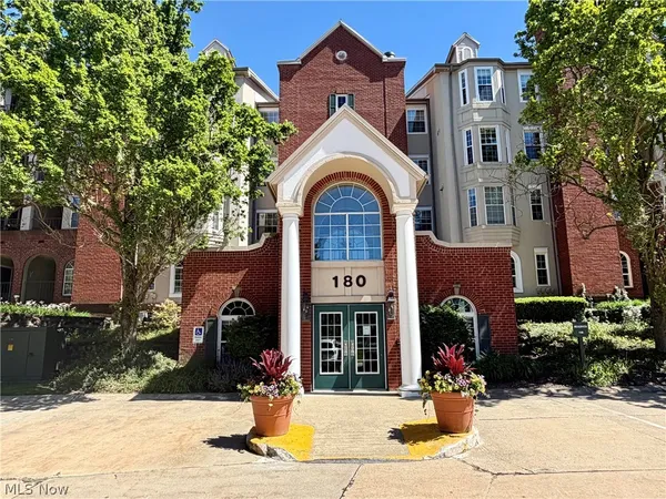 $185,000 | 180 Fox Hollow Drive, Unit 101, Mayfield Heights, OH 44124