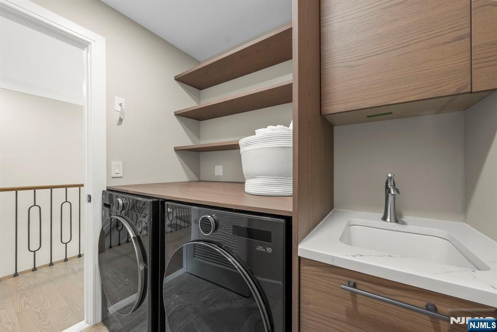 326 Northern Parkway Ridgewood, NJ 07450 - Photo 15 of 47 a utility room with dryer and washer