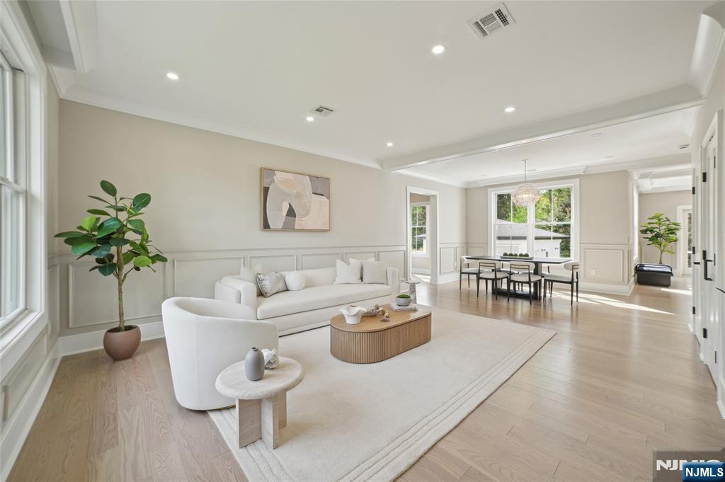 326 Northern Parkway Ridgewood, NJ 07450 - Photo 2 of 30 a living room with furniture and a potted plant