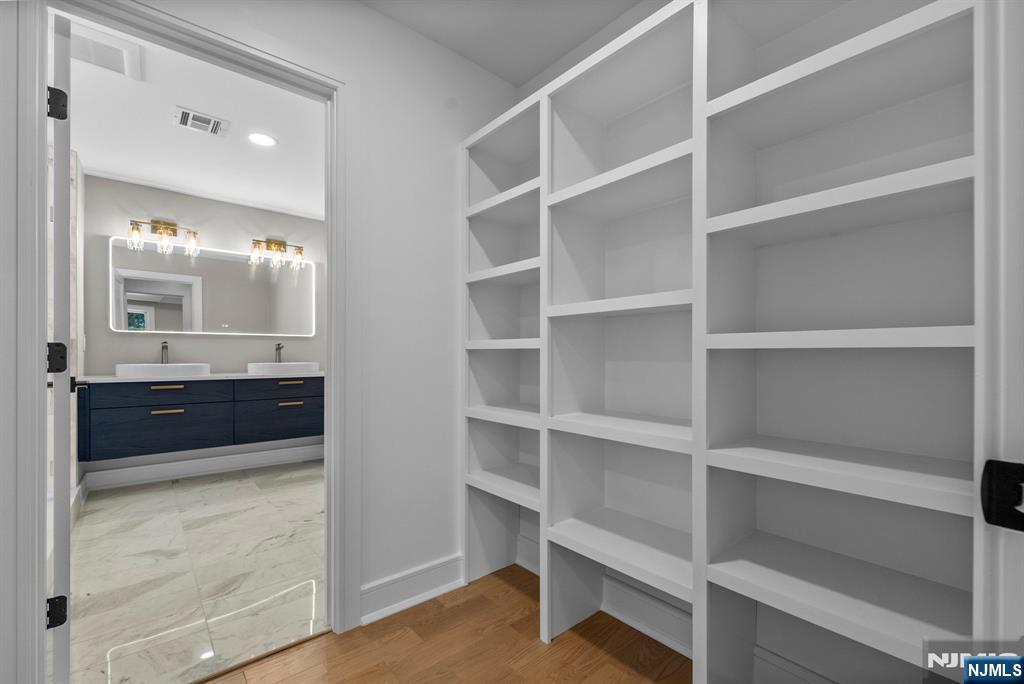326 Northern Parkway Ridgewood, NJ 07450 - Photo 9 of 47 a bathroom with a sink and a mirror