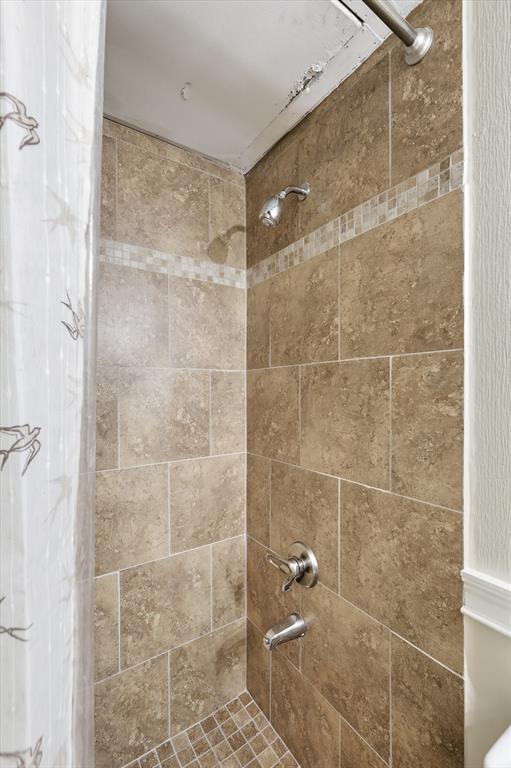 18333 Roehampton Drive, Unit 716 Dallas, TX 75252 - Photo 14 of 24 a bathroom with a shower