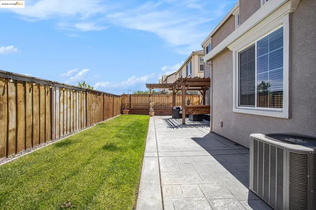 a view of entryway with a patio