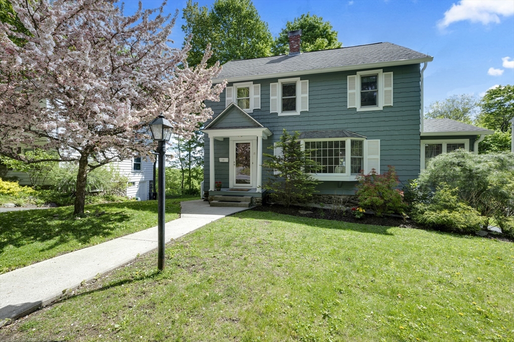 71 Morningside Road Worcester, MA 01602 - Photo 38 of 42 a front view of a house with garden
