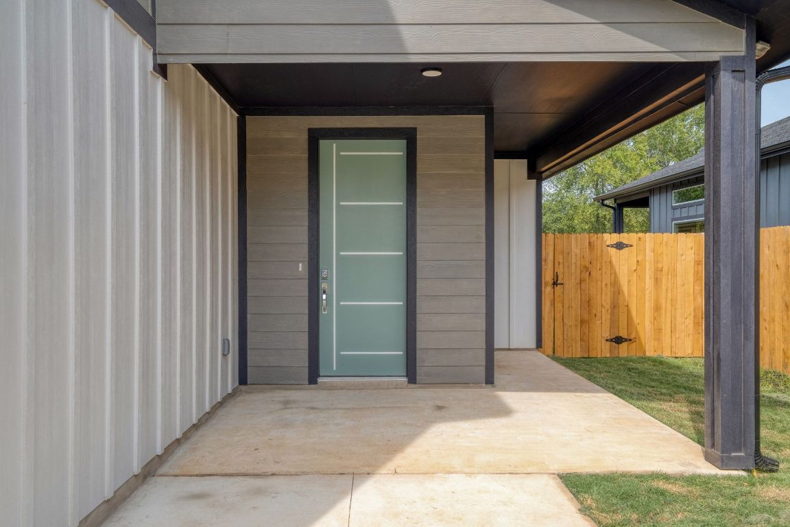 204 Washington Street Elgin, TX 78621 - Photo 3 of 24 Spacious front patio with gate to backyard