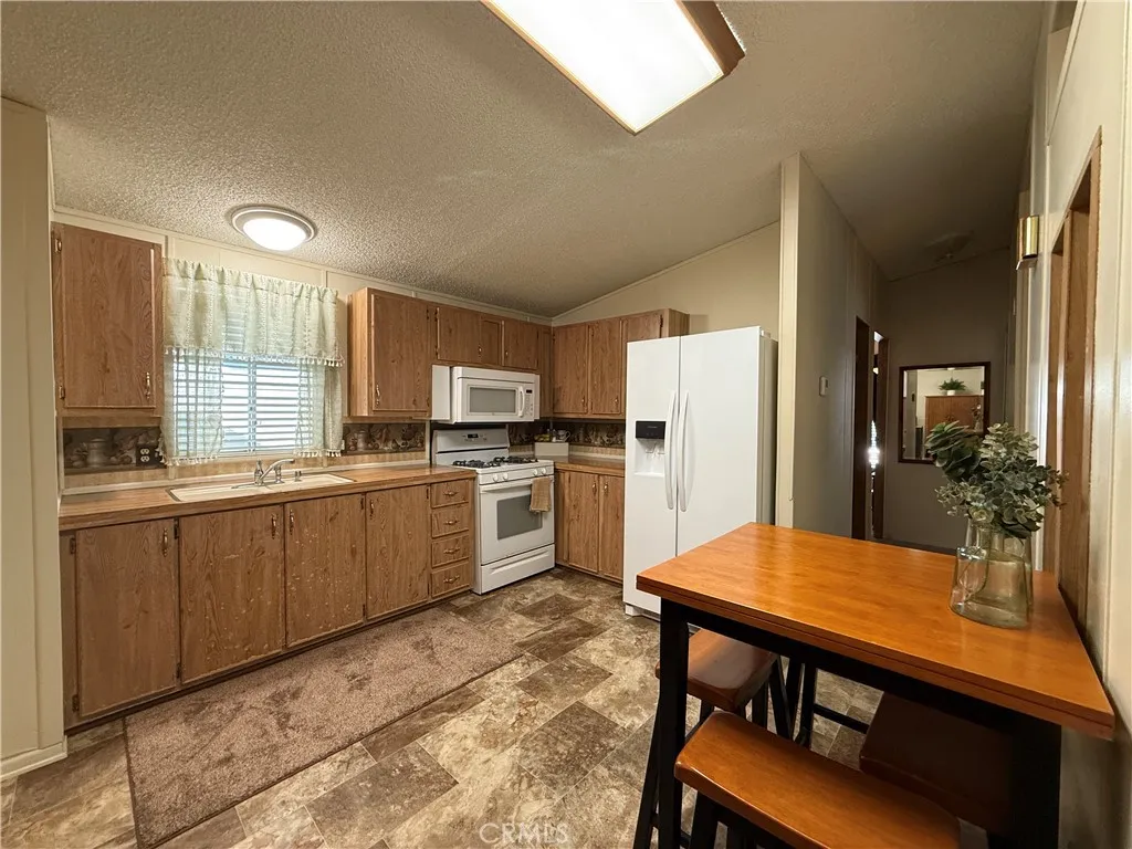 1550 Rory Simi Valley, Unit 80 Simi Valley, CA 93065 - Photo 4 of 11