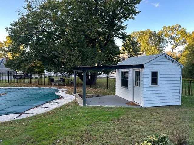 a view of a house with backyard