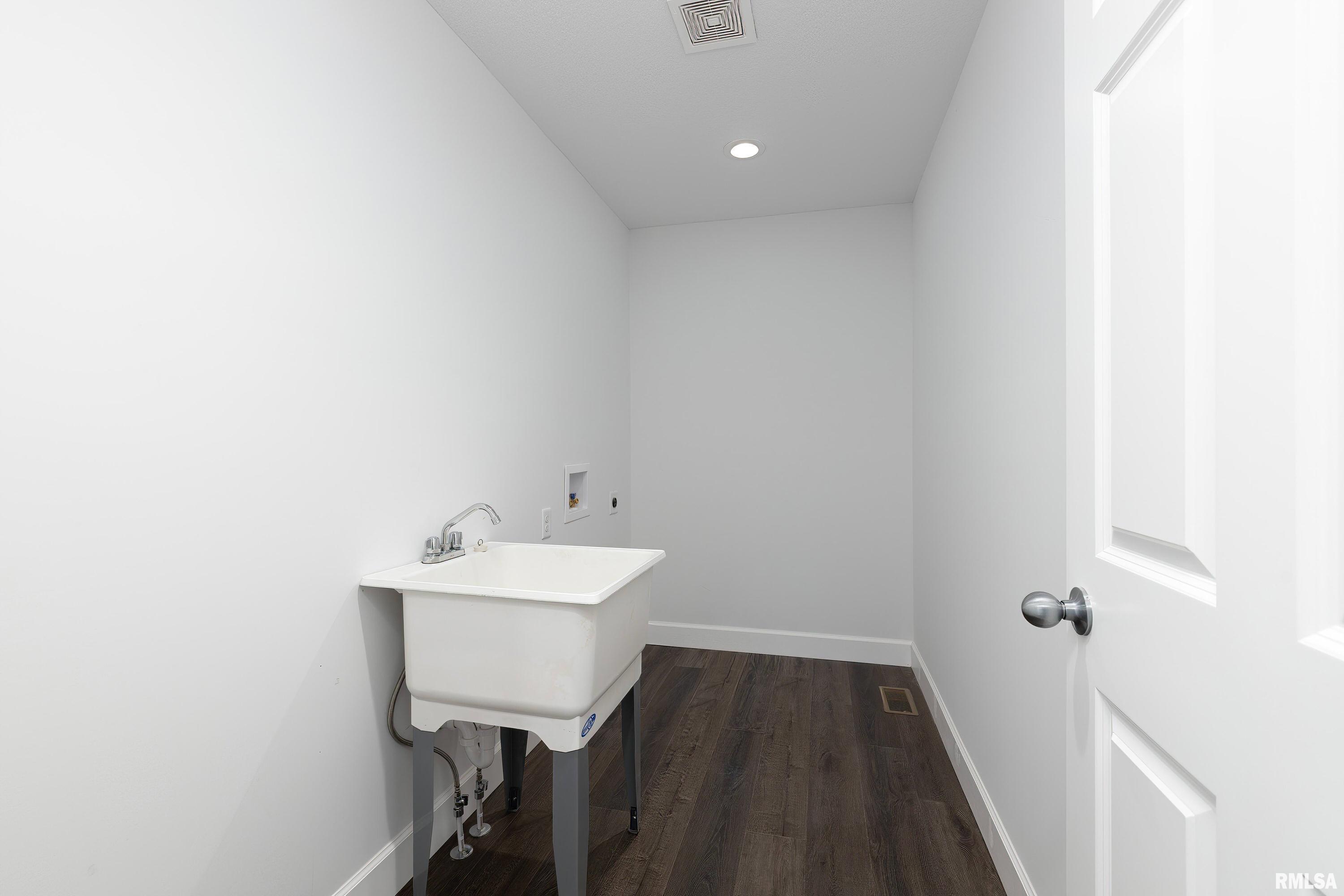 1237 Waverly Road Davenport, IA 52804 - Photo 19 of 31 Gallery Image 19