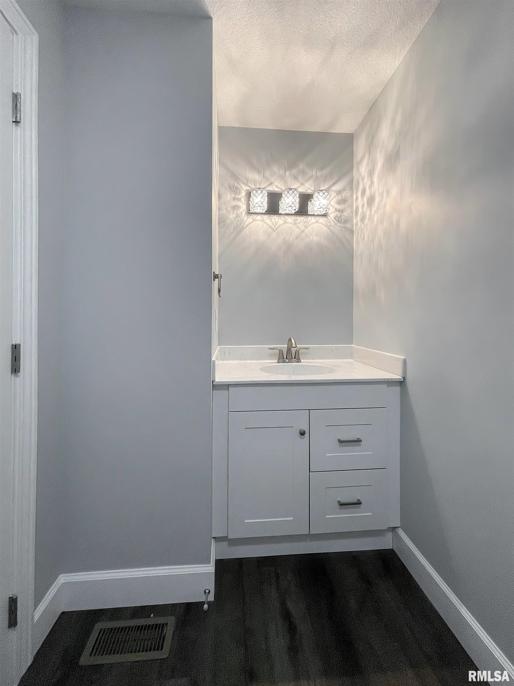 1237 Waverly Road Davenport, IA 52804 - Photo 27 of 31 Gallery Image 27